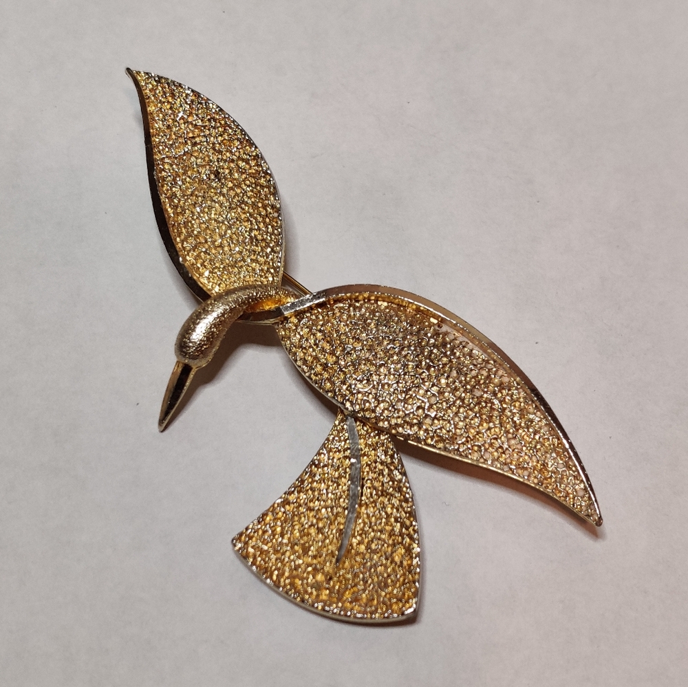 Elegant Modernist Bird Brooch Matte Yellow Gold Metal